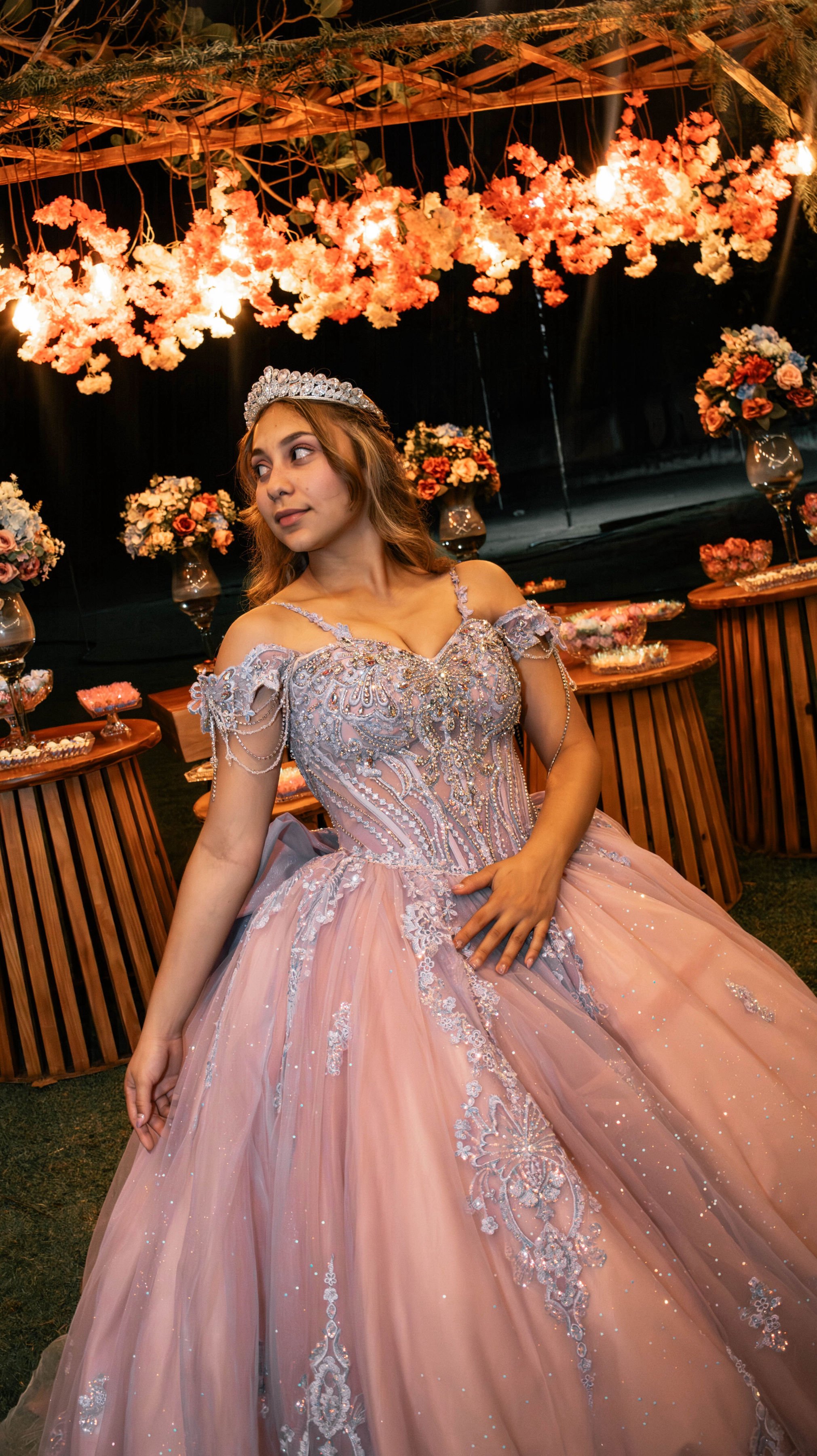 O vestido de costas, o laço, o jardim