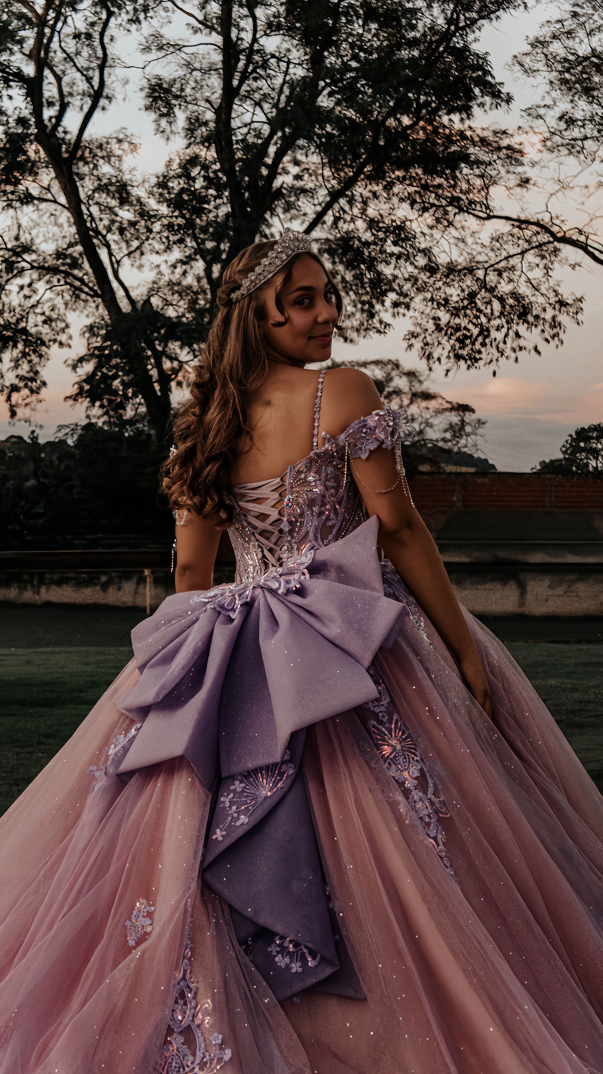 Ela girando o vestido no gramado