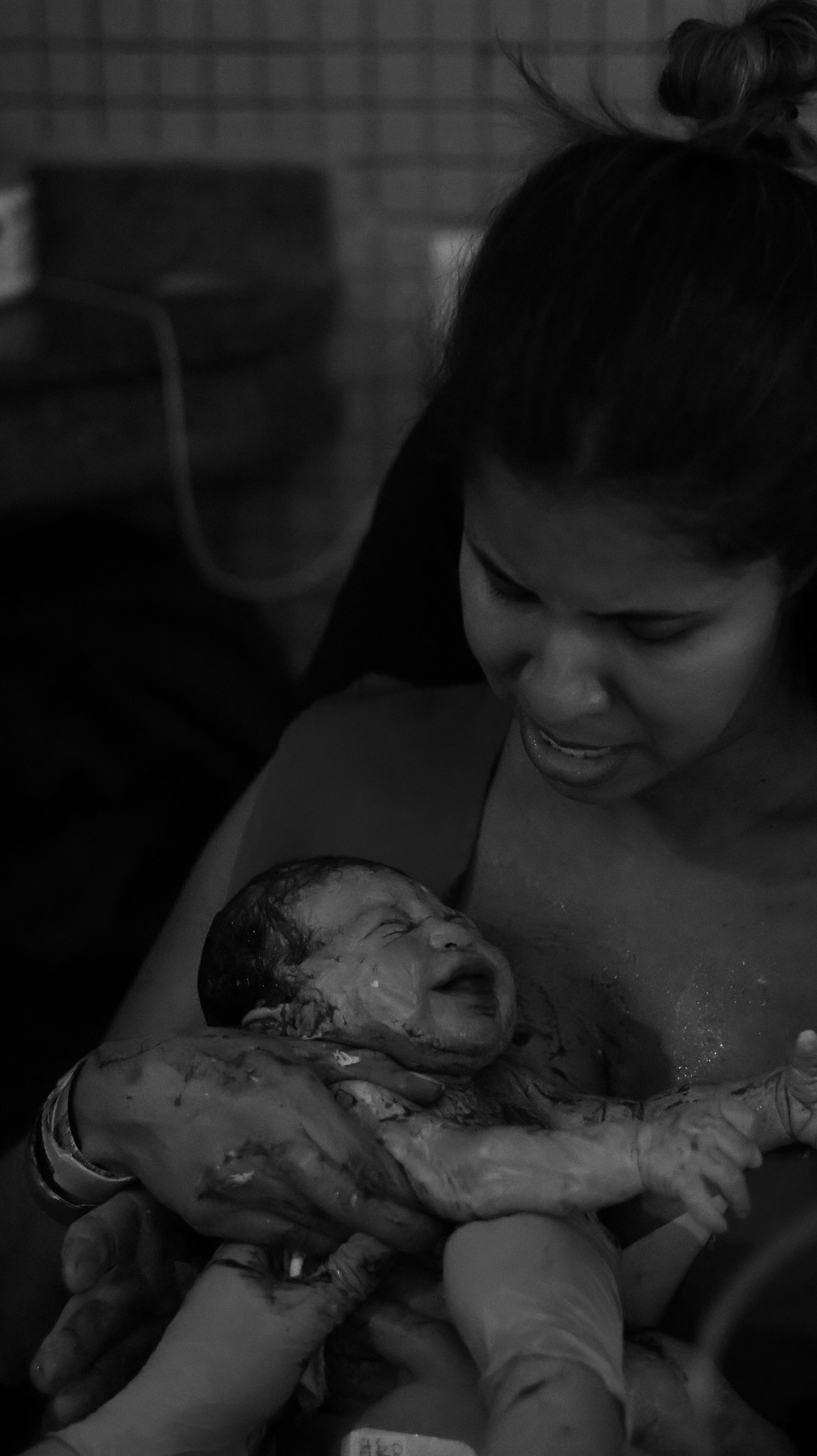 O primeiro contato entre mãe e bebê, em preto e branco