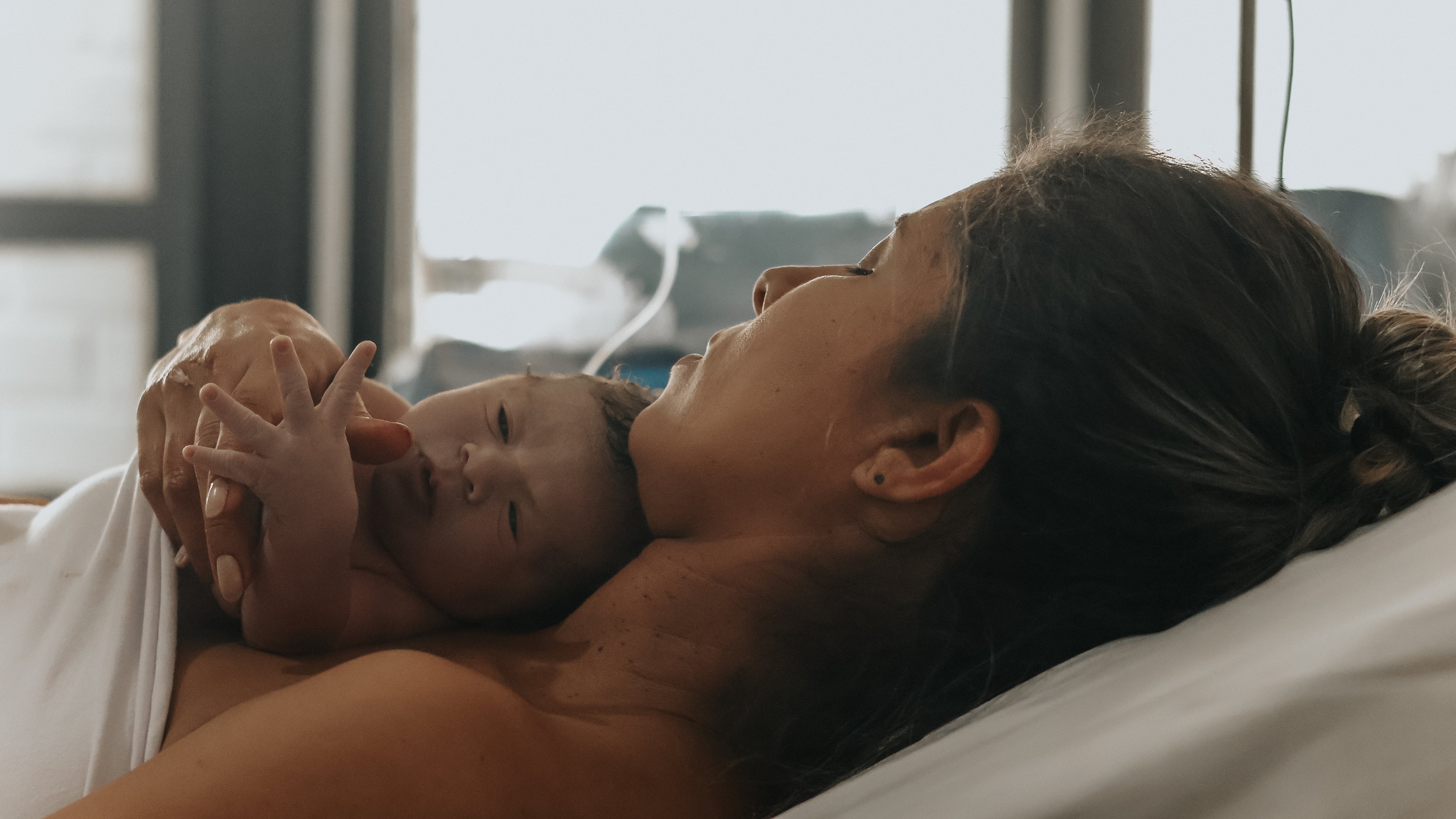 As mãos dos três, juntas