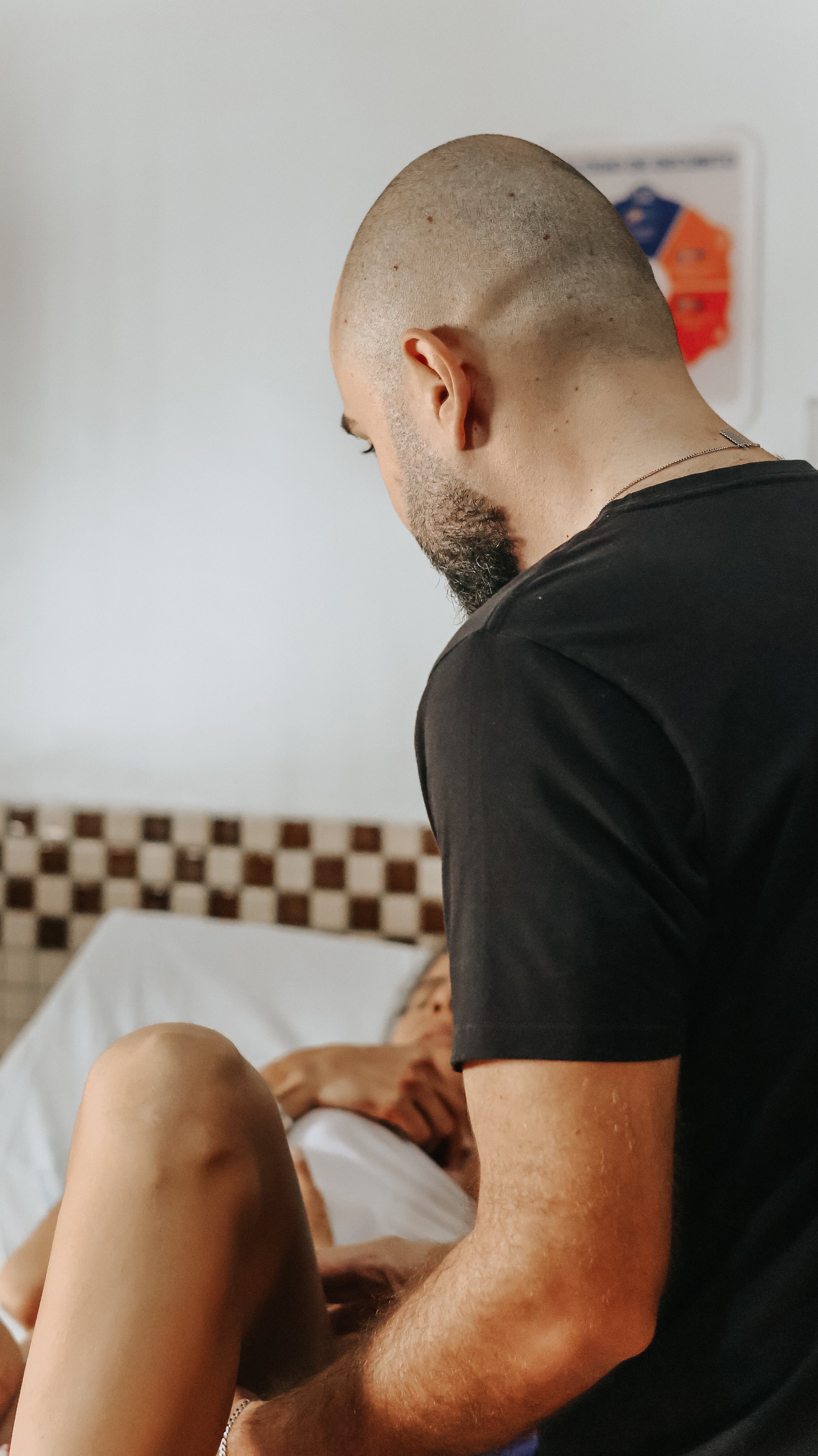 As mãos da família entrelaçadas sobre a cama