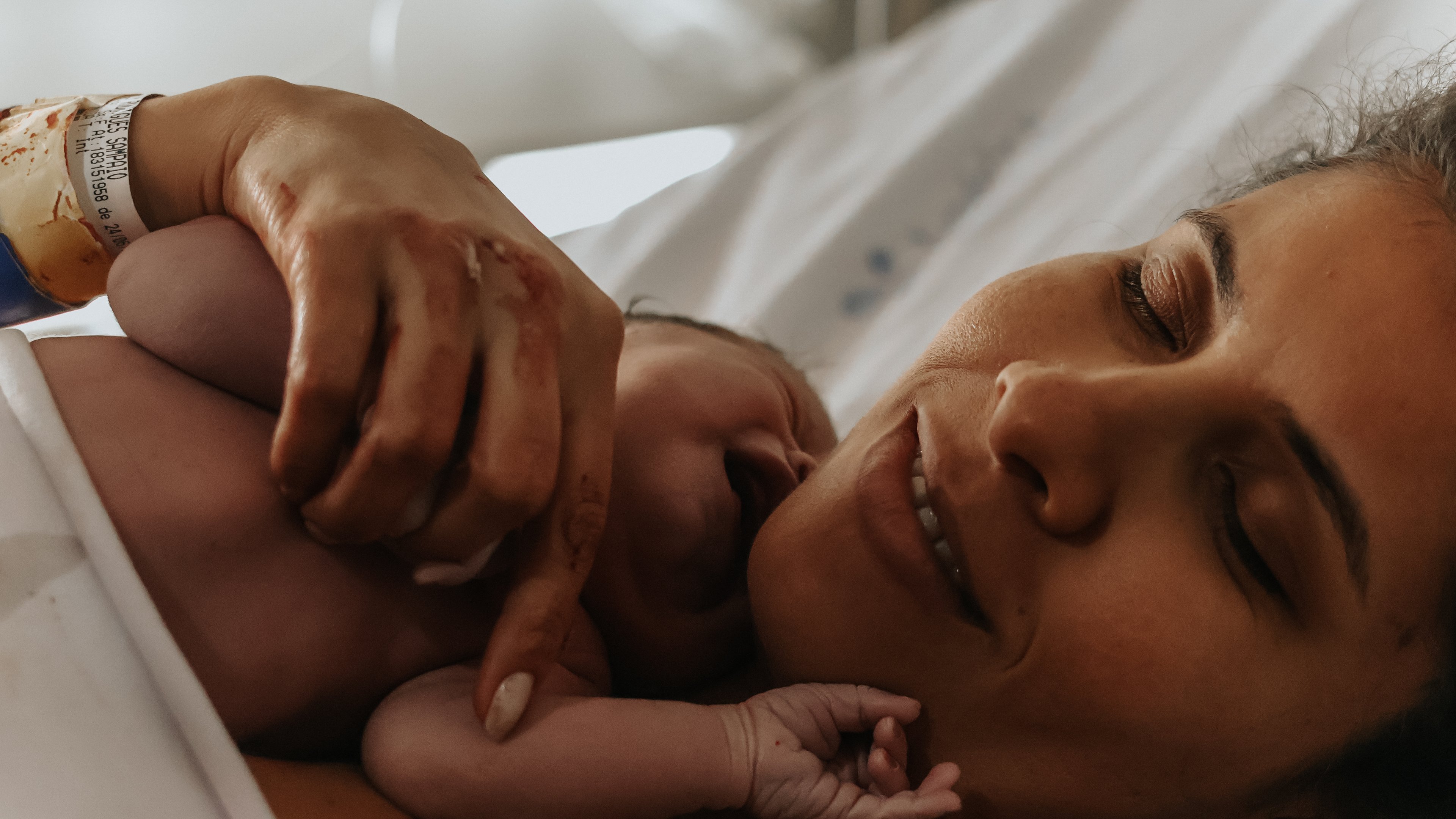 O casal deitado com o bebê, momento espontâneo