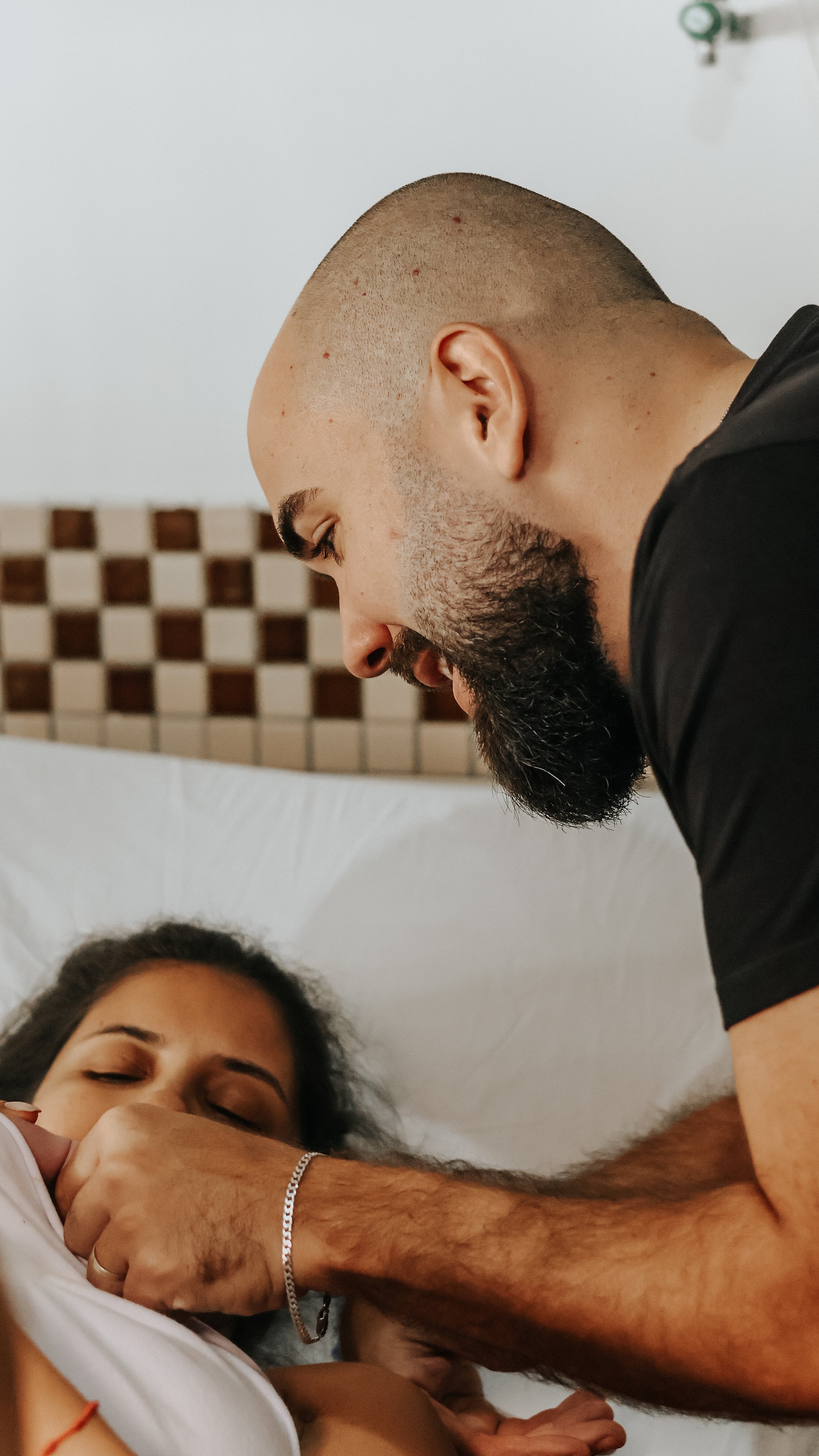 O beijo entre os pais, com o bebê entre eles