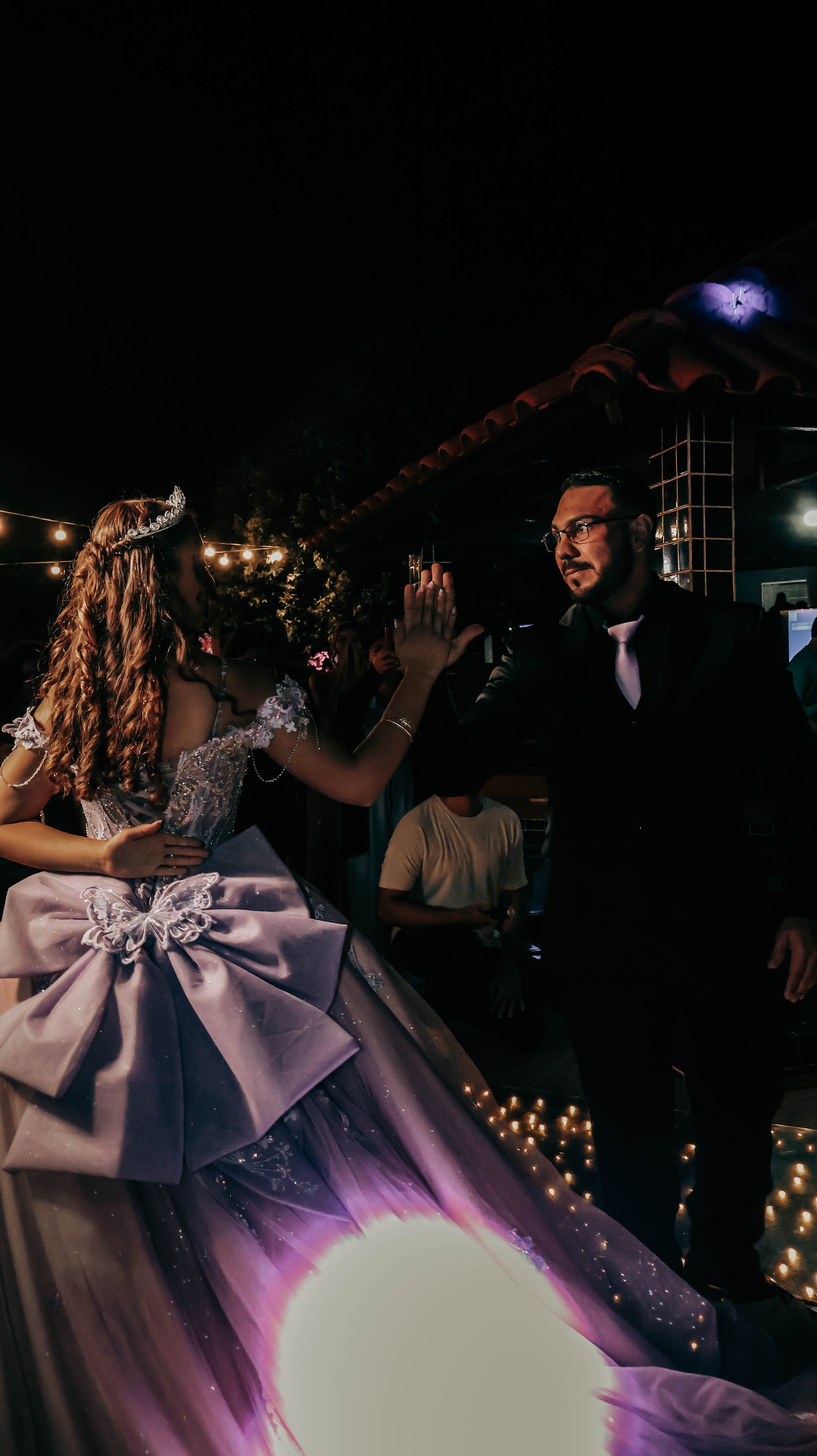 O espaço da festa iluminado, antes dos convidados