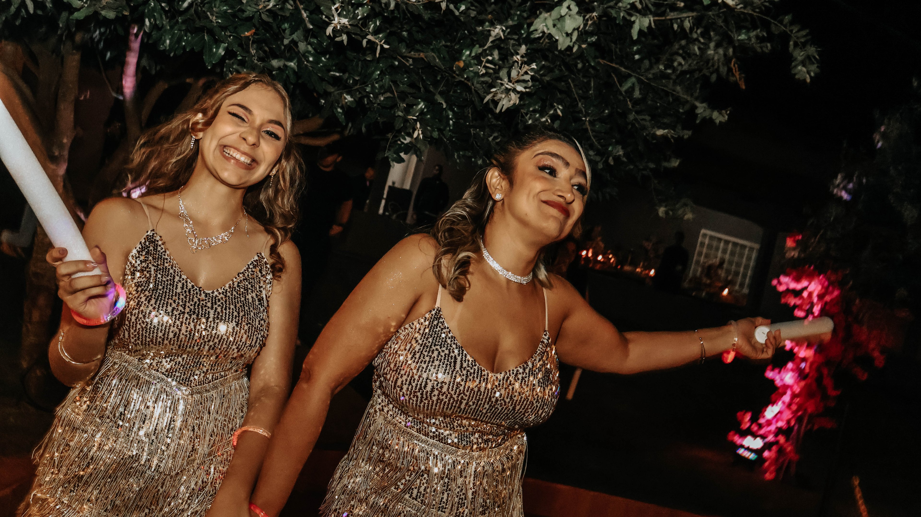 A aniversariante abraçada com a mãe, olhos fechados